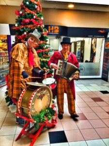 Dickens Duo Kerstmuziek Kerstmarkt Kerstliedjes accordeon kerstman huren te huur boeken kerst drive inn