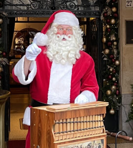 Kerstman huren boeken kerstman met draaiorgeltje draaiorgel accordeon muzikale 