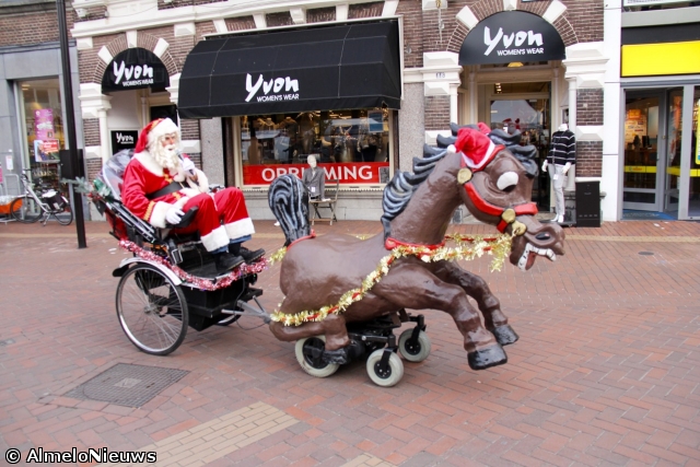 Rijdende kerstman met paard